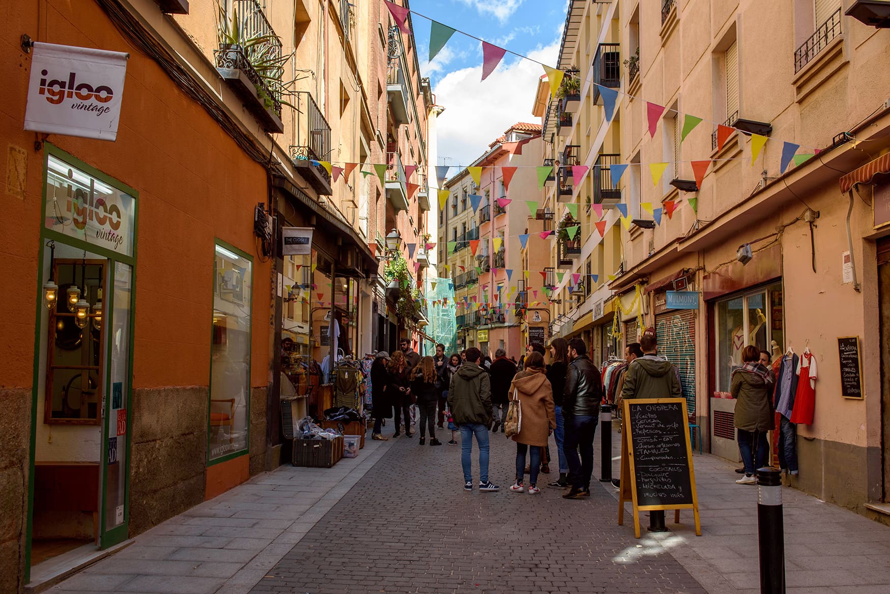 Menschen in kleiner Gasse in Madrid, nahe Flohmarkt