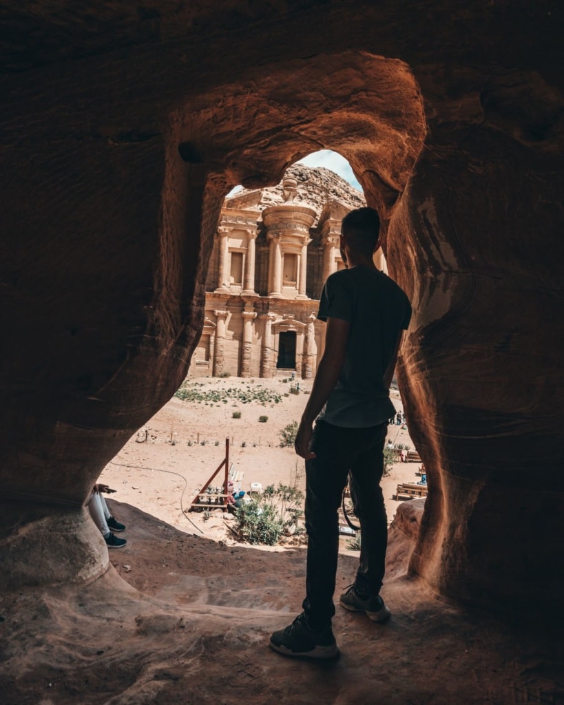Junger Mann in Petra Jordanien