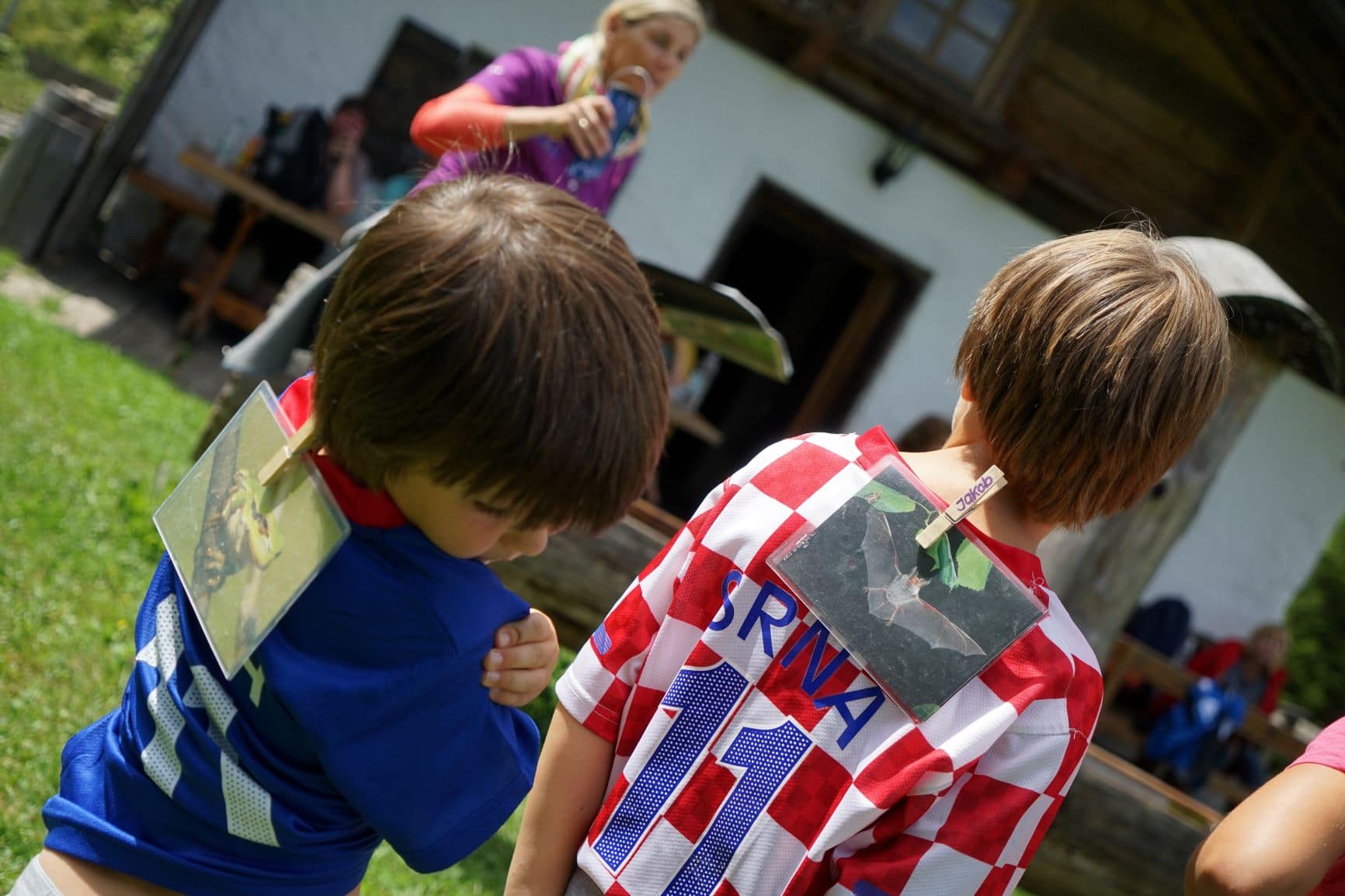 Kinder mit Tieraufklebern auf Rücken