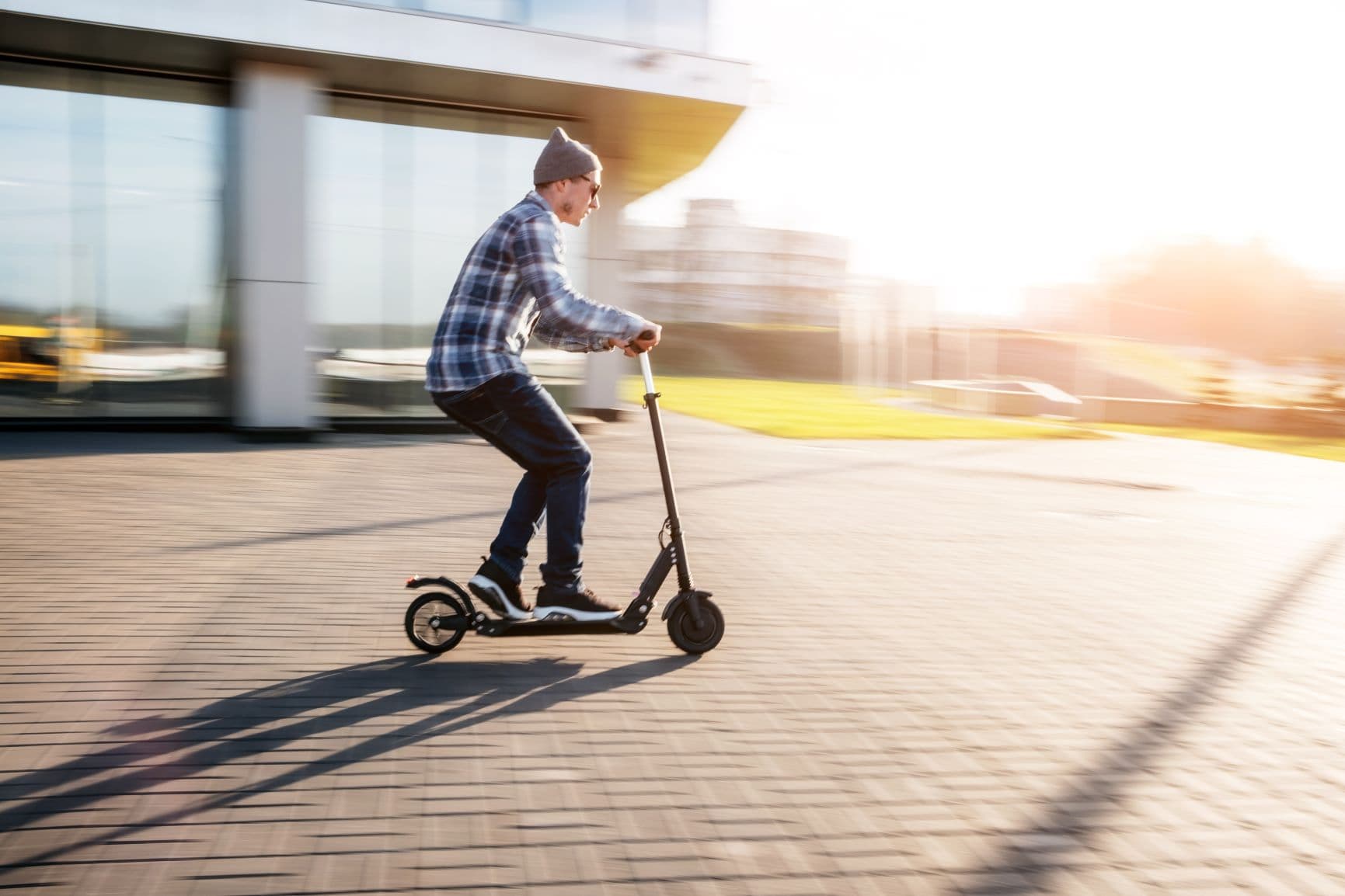 Mann auf E-Roller