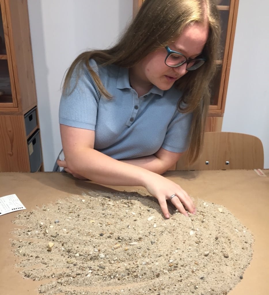 Archäologie-Studenten und -Studentinnen helfen bei dem Sortieren der unzähligen römischen Fundstücke in Nimwegen.
