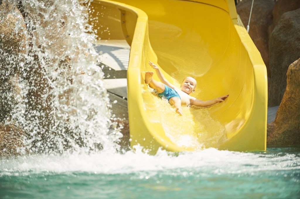 Kind auf Wasserrutsche