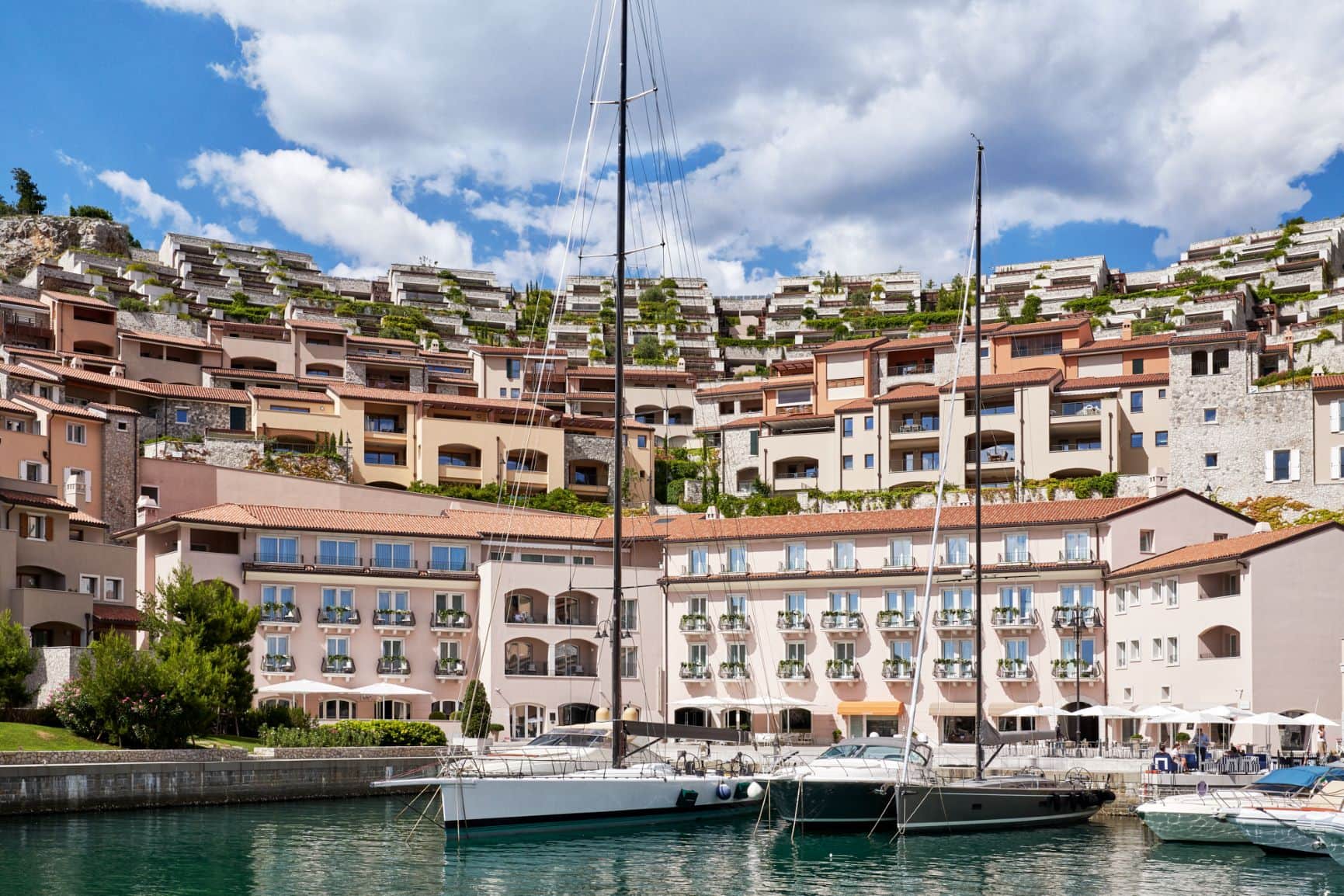 Blick auf das Falisia Hotel in Portopiccolo