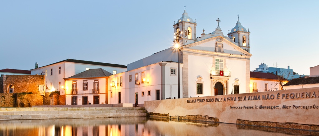 Kirche in Lagos (Portugal) bei Dämmerung