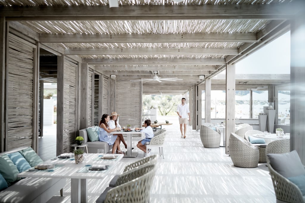 Das Beach House im Sani Dunes Resort ist eine unserer liebsten Beach Bars für diesen Sommer.