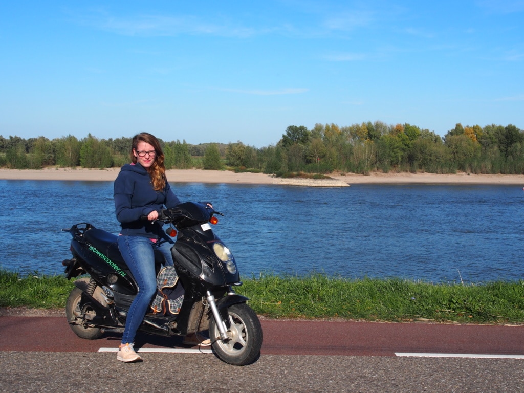 Nijmegen Actief verleiht Waal-Scooter mit denen man durch das schöne Deichgebiet gleich am Fluss flitzen kann.