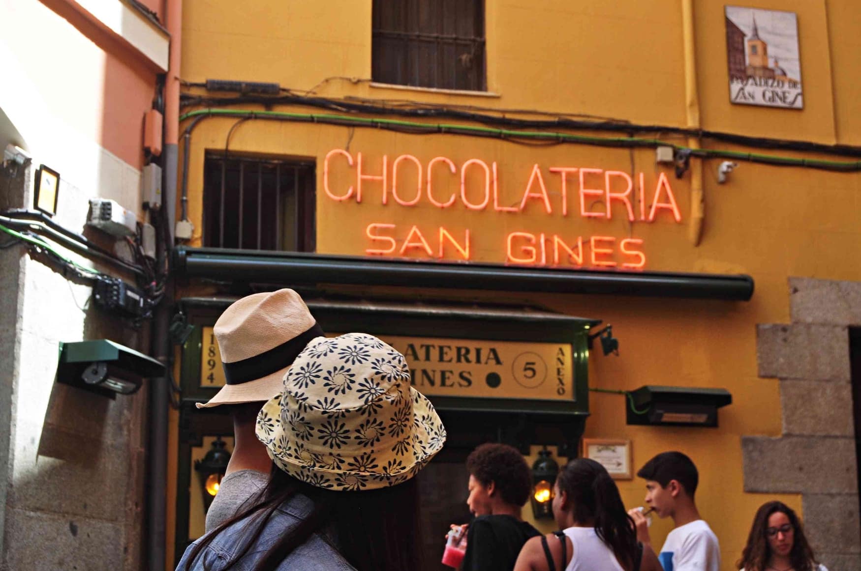 Touristen vor einer der besten Chocolaterias der Stadt