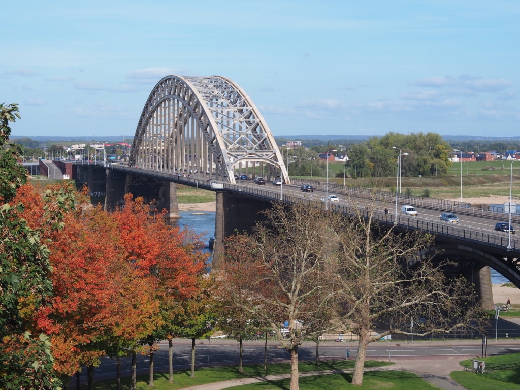 Die Waalbrug überspannt die Waal in Nimwegen, die eigentlich nur ein Nebenarm des Rhein ist.