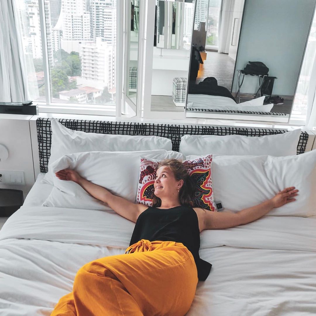 Redakteurin Linda @gold_gelb hat sich perfekt eingebettet ins @wpanama – der ideale Ort, um den Jetlag zu überwinden. Doch auch ohne Jetlag ein toller Zufluchtsort. Wir sagen nur: bathtub with a view. #panamacity #hotelroom #reportervorort #mytinyatlas #passionpassport #hotelgoals #wpanama #whotels #panama