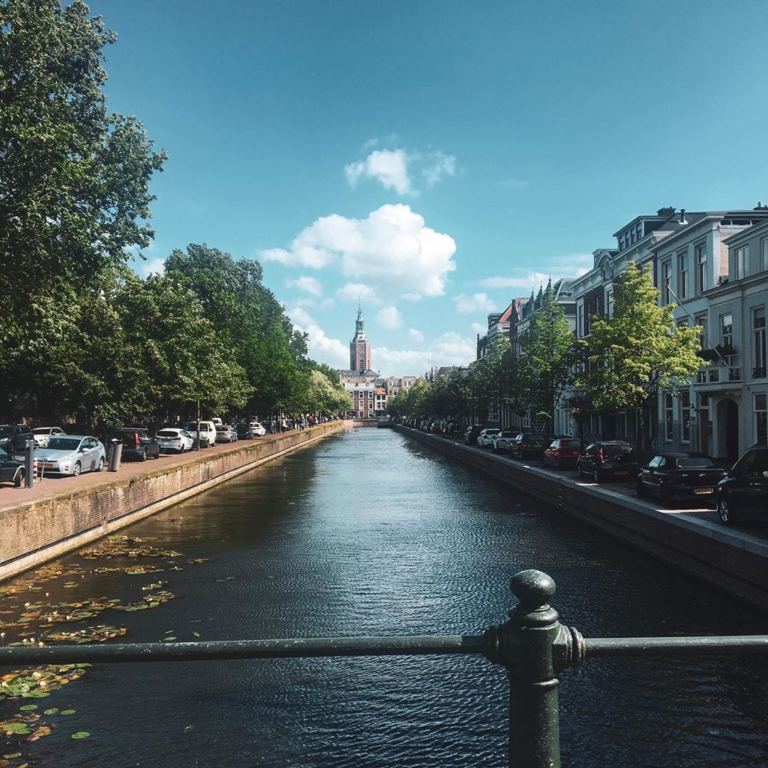 Redakteurin Linda @gold_gelb war ganz entzückt von Den Haag und würde am liebsten weiter durch die Secondhand-Läden bummeln und kurze Kaffeepausen einlegen. Da hat sie es leider nicht mehr nach Scheveningen an den Strand geschafft. Zum Glück steht das nächste lange Wochenende kurz bevor. #thehague #denhaag #travelgram #citytravel #reportervorort #passionpassport #mytinyatlas #welivetoexplore