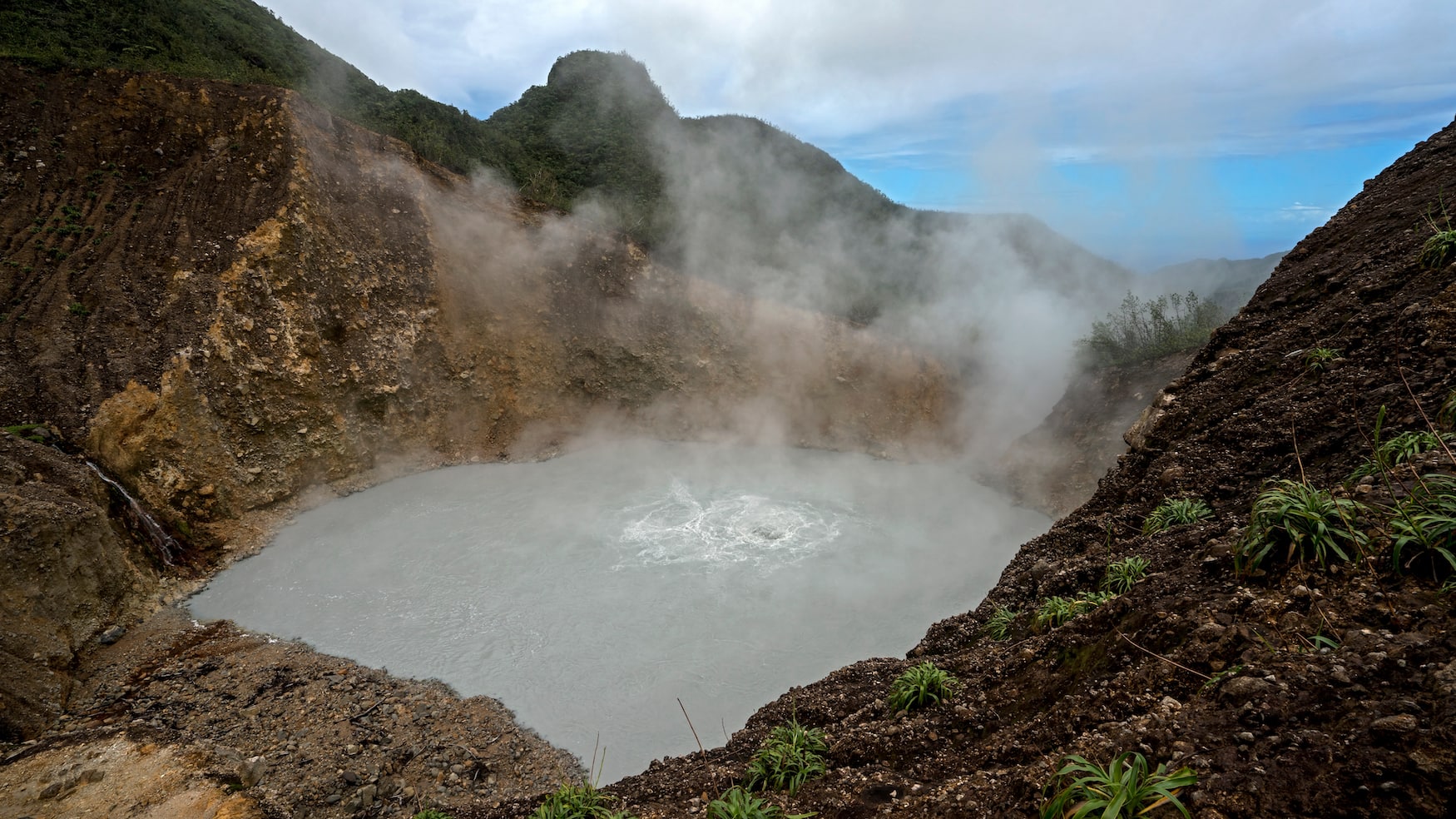 "Kochender See" in Dominica. Nach einer anstrengenden Wanderung durch Regenwald und Desolation Valley wird der Wanderer mit einem herrlichen Ort mit buchstäblich kochendem See belohnt.