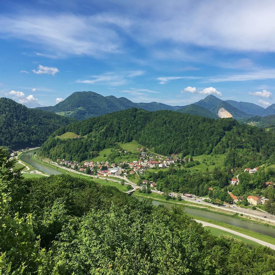 Slowenien ist noch ein wahrer Geheimtipp auf der europäischen Landkarte. Redakteur Frank @yourselfmales reiste für uns einmal quer durchs Land. Sein Fazit: definitiv eine Reise wert! Und diese Aussicht auf die Stadt Celje ist auch wirklich zum Träumen schön! #slovenia #ifeelslovenia #travelgram #reportervorort #passionpassport #travel #mytinyatlas