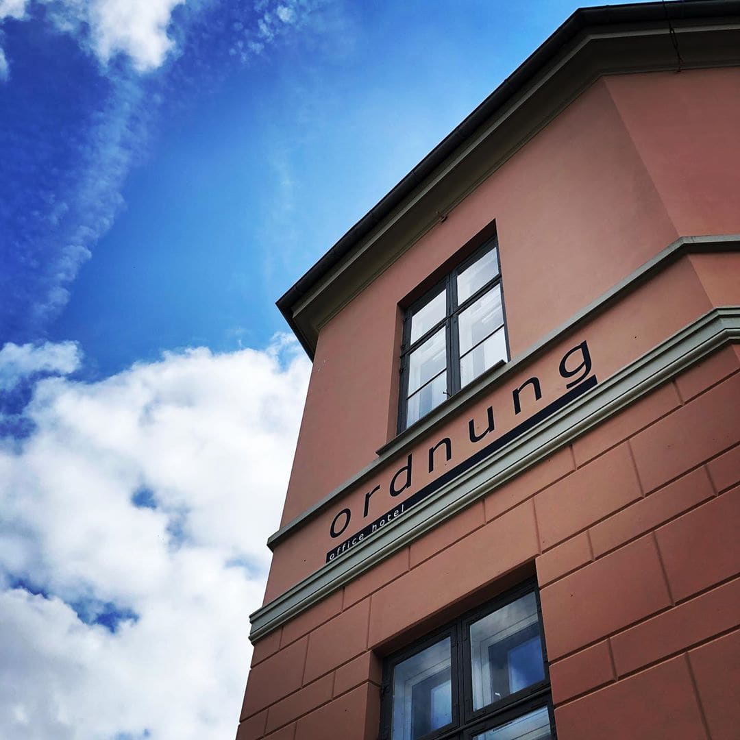 Wenn der Däne einem Hotel irgendeinen deutschen Namen geben möchte, kommt er offenbar zuallerallererst auf #Ordnung 😂 —- #hotel #dänemark #visitfyn #danmark #bestilling