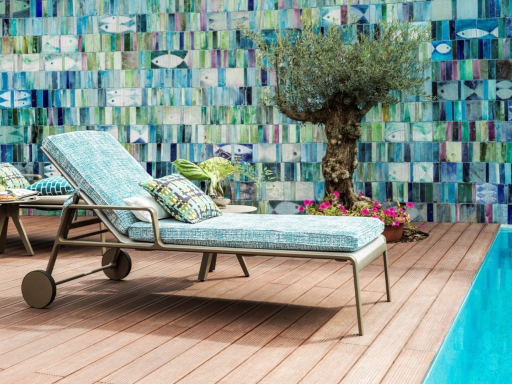 Sonnenliege am Pool im Alàbriga Hotel & Home Suite
