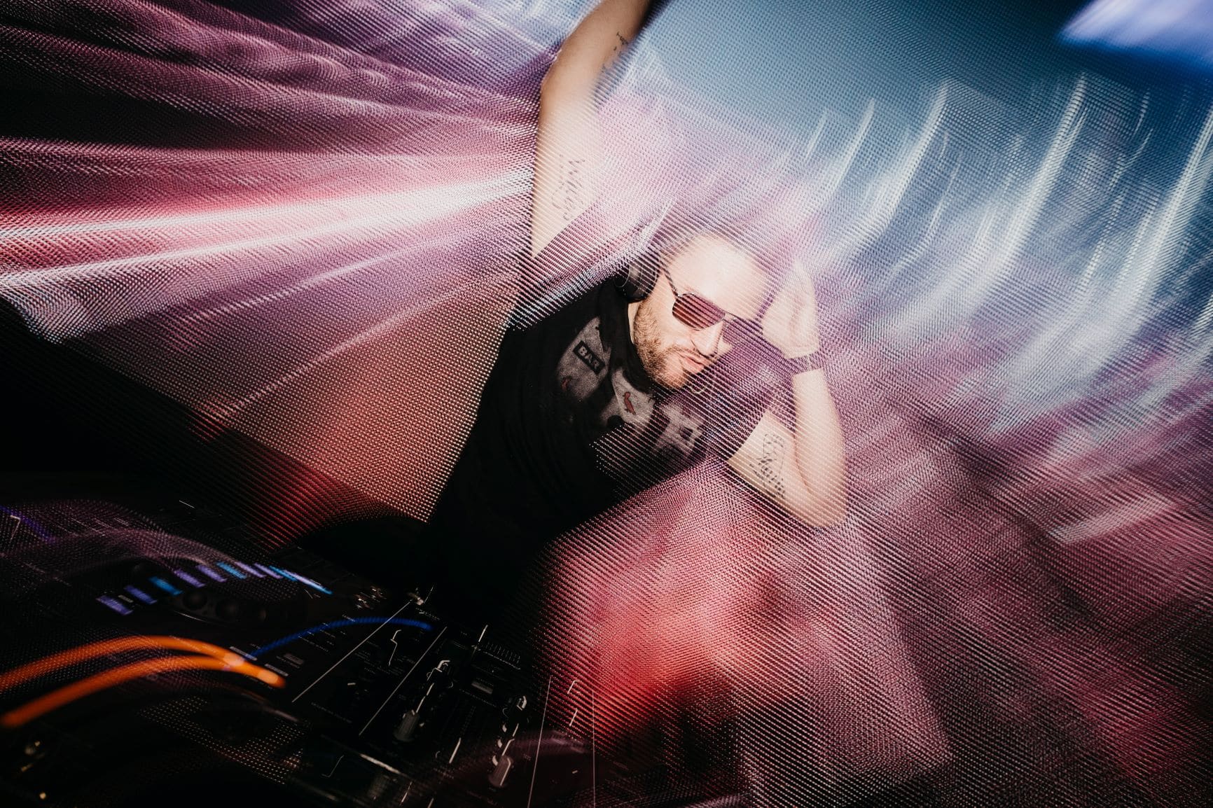 DJ an Turntables im Club