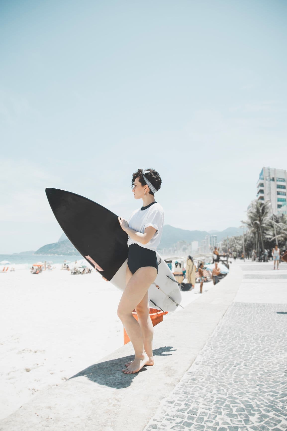 Frau mit Surfbrett in Ipanema