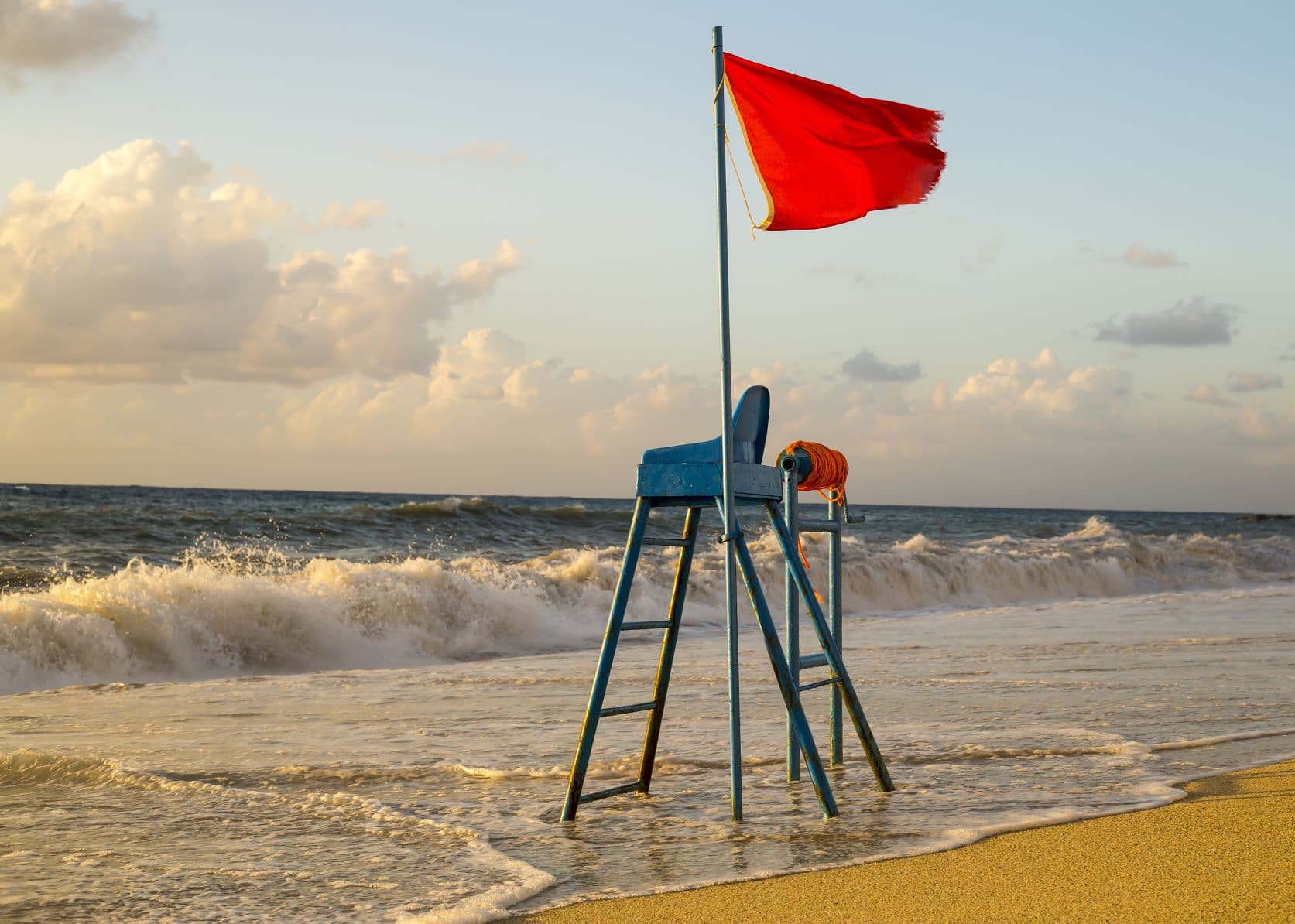 Rote Flagge am Strand