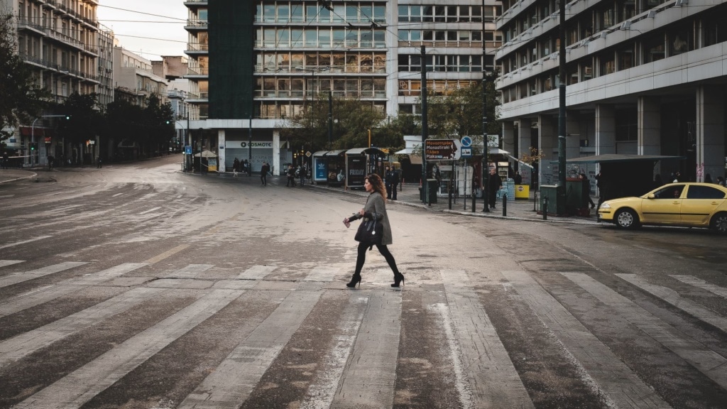 Frau überquert Zebrastreifen in Athen