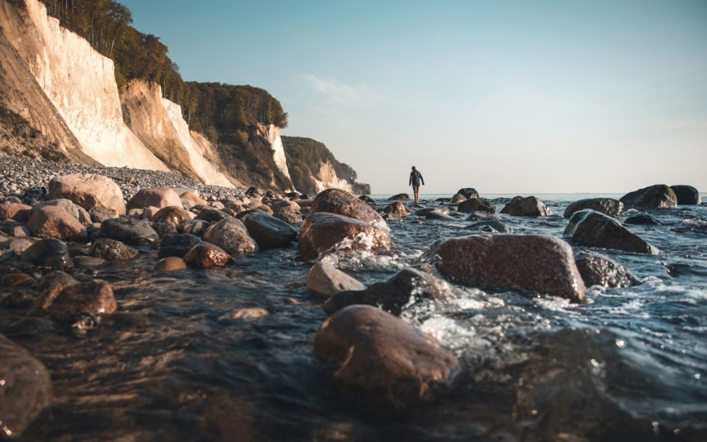 Mann an Küste auf Rügen