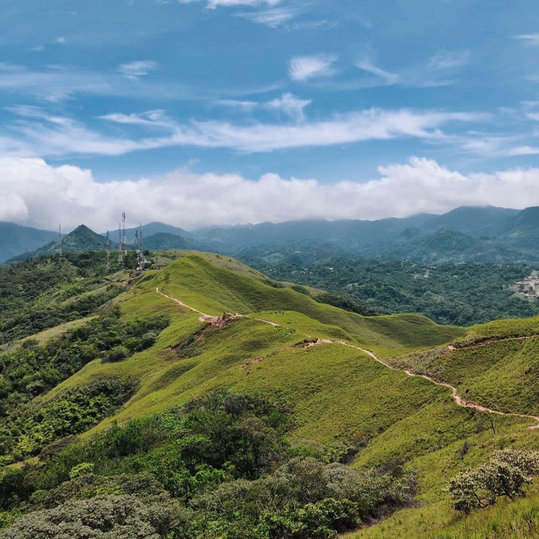 Die Wanderung auf den Cerro La Silla in Panama ist fast (!) noch ein Geheimtipp. Von der Spitze genießt man einmalige Aussichten auf das Dorf El Valle de Antón, das in einem erloschenen Vulkankrater liegt. Auf der Tour ist Redakteurin Linda @gold_gelb nicht einem einzigen Menschen begegnet. Einzig und allein eine Gruppe Greifvögel hat sie begleitet. #panama #reportervorort #visitpanama #passionpassort #welivetoexplore #travelgram #mytinyatlas