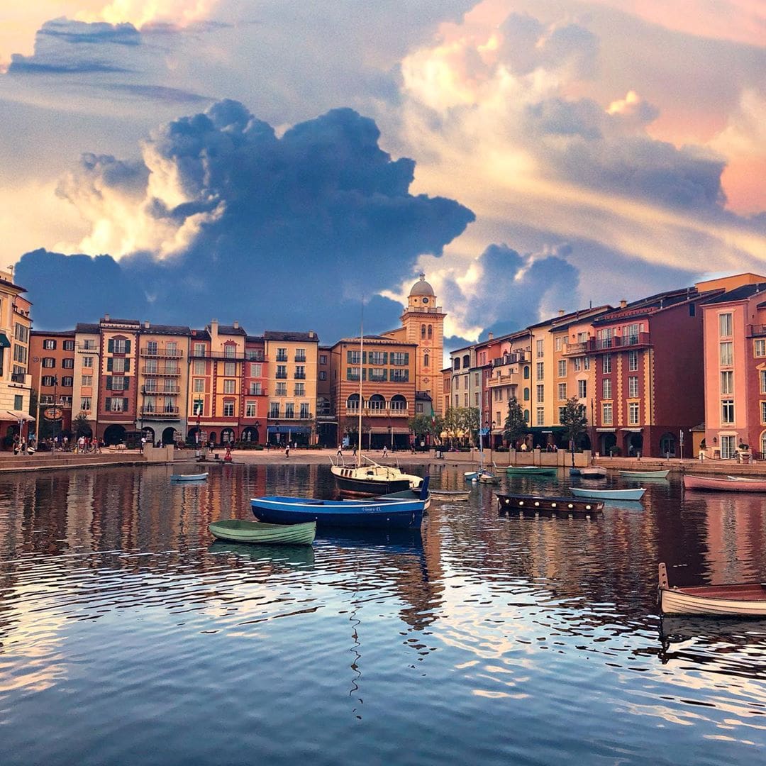Dramatische Sturmkulisse über Portofino? Nein, es ist das @loewshotels Portofino Bay in #Orlando, #Florida. Das unerwartet toll war, sagt @fraumuksch. Klar, man muss die aufgestülpte Kulisse akzeptieren. Aber die Zimmer waren schön, das Essen war super, das Personal sehr freundlich und aufmerksam. Und eins steht fest: Die Universal Freizeitparks in Orlando sind wirklich ein Besuch wert.