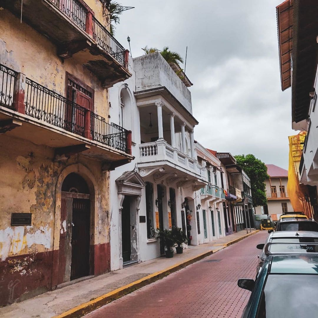 Für einen Abstecher zum berühmten Panama-Kanal hatte Linda @gold_gelb leider keine Zeit. Dafür hat sie einfach im Casco Viejo die maroden, teils restaurierten bunten Kolonialhäuser bestaunt. #panama #visitpanama #passionpassport #travel #reportervorort #mytinyatlas #panamacity #pty