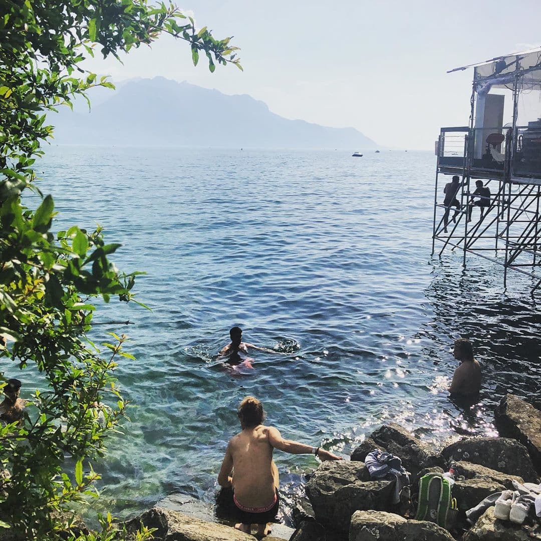 @fraumuksch hat für uns die Stimmung vom #montreuxjazzfestival eingefangen. Tagsüber schwimmen im Genfer See, abends der Musik lauschen und wer mag kann in der #ibismusic Lounge bis 4 Uhr morgens das Tanzbein schwingen. Am schönsten ist jedoch das Setting. Traumhaftes Panorama. Echt toll.  #passionpassport #travelgram #welivetoexplore #switzerland🇨🇭