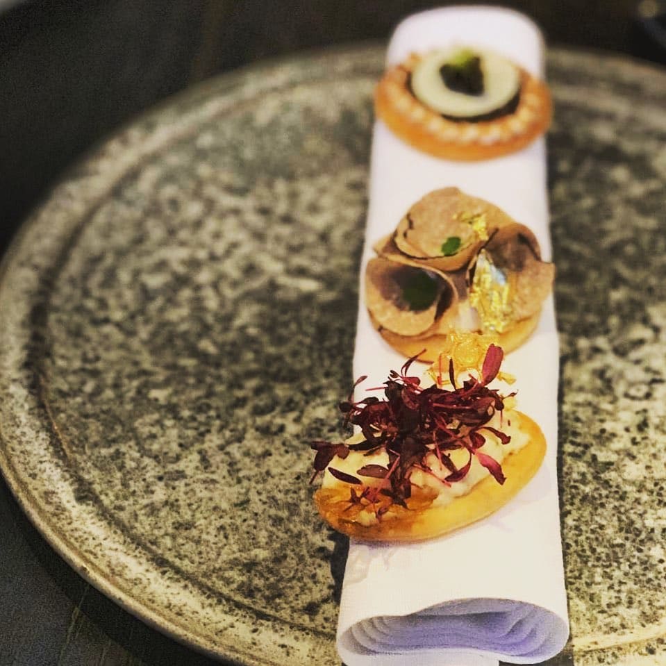 Im the Bay Course, Costa Navarino hat für den Sommer Funky Gourmet die Küche übernommen. Die Michelin Star gekrönten Zauberer des Kochduos servieren pure Avantgarde mit Staunfaktor 10 plus Sternchen auf den Tellern der Hungrigen. 14 Gänge von Georgianna Hiliadaki und Nikos Roussos spektakulär in Szene gesetzt, verwöhnen die Gäste im kürzlich eröffneten Clubhaus. @aspirinia hat schon mal vorgekostet. #funkygourmet #costanavarino