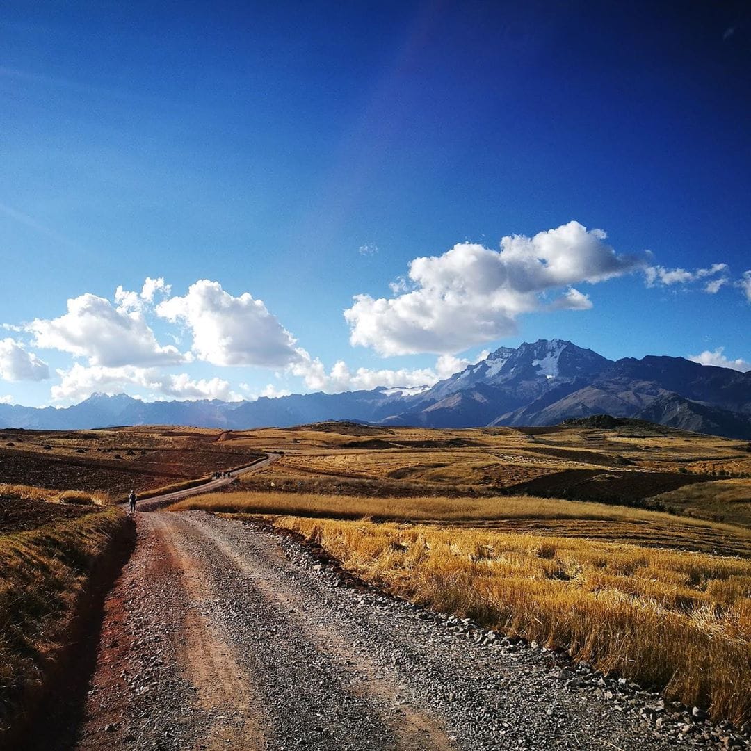 Reporter @bunducafe unterwegs in #Peru. Hier im Valle Sagrado – Chinchero auf dem Weg zurück nach Urquillos. Mit traumhafter Aussicht auf die Cordillera. #welivetoexplore #mytinyatlas #travelgram #perutravel