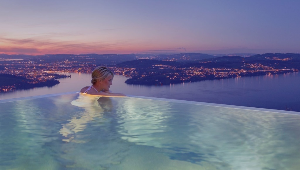 Frau im Infinity Pool, Blick auf Vierwaldstättersee