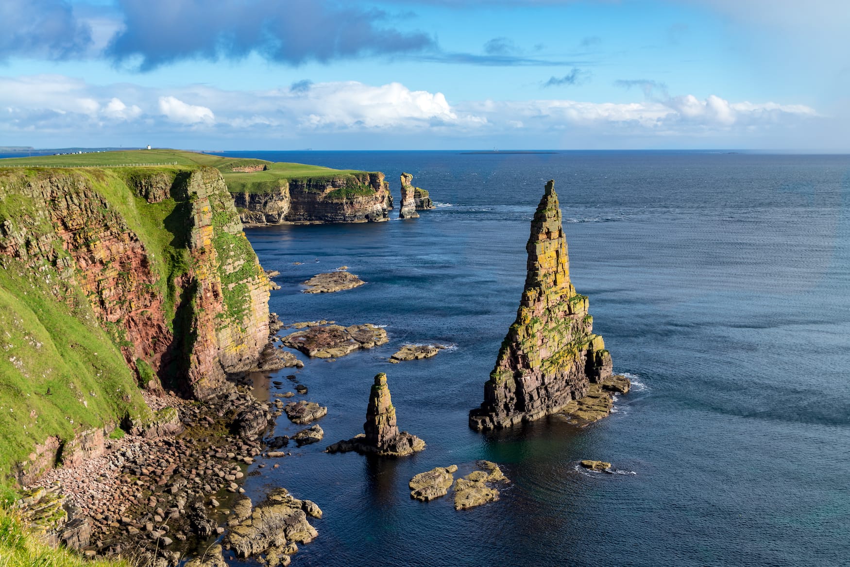 Felsen im Meer vor der Küste in Schottland