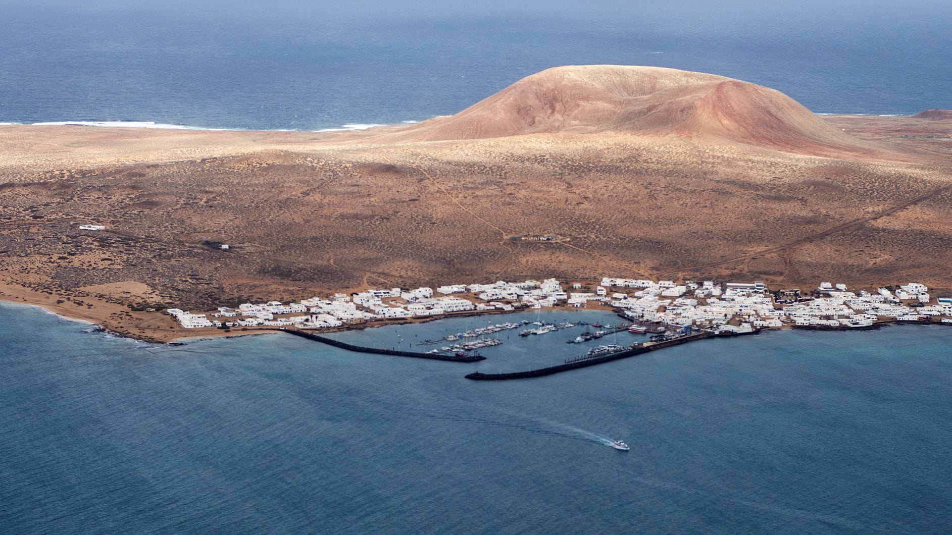 Fischerdorf Puerto de La Graciosa aus der Vogelperspektive