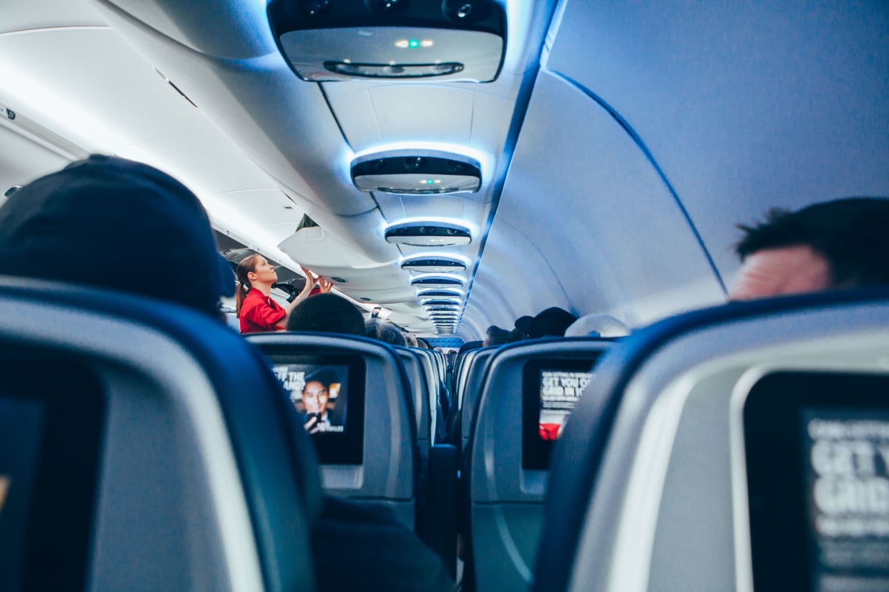 Flugzeug Kabine Passagiere Flugbegleiterin