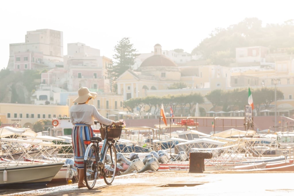 Frau am Hafen von Ponza mit Fahrrad
