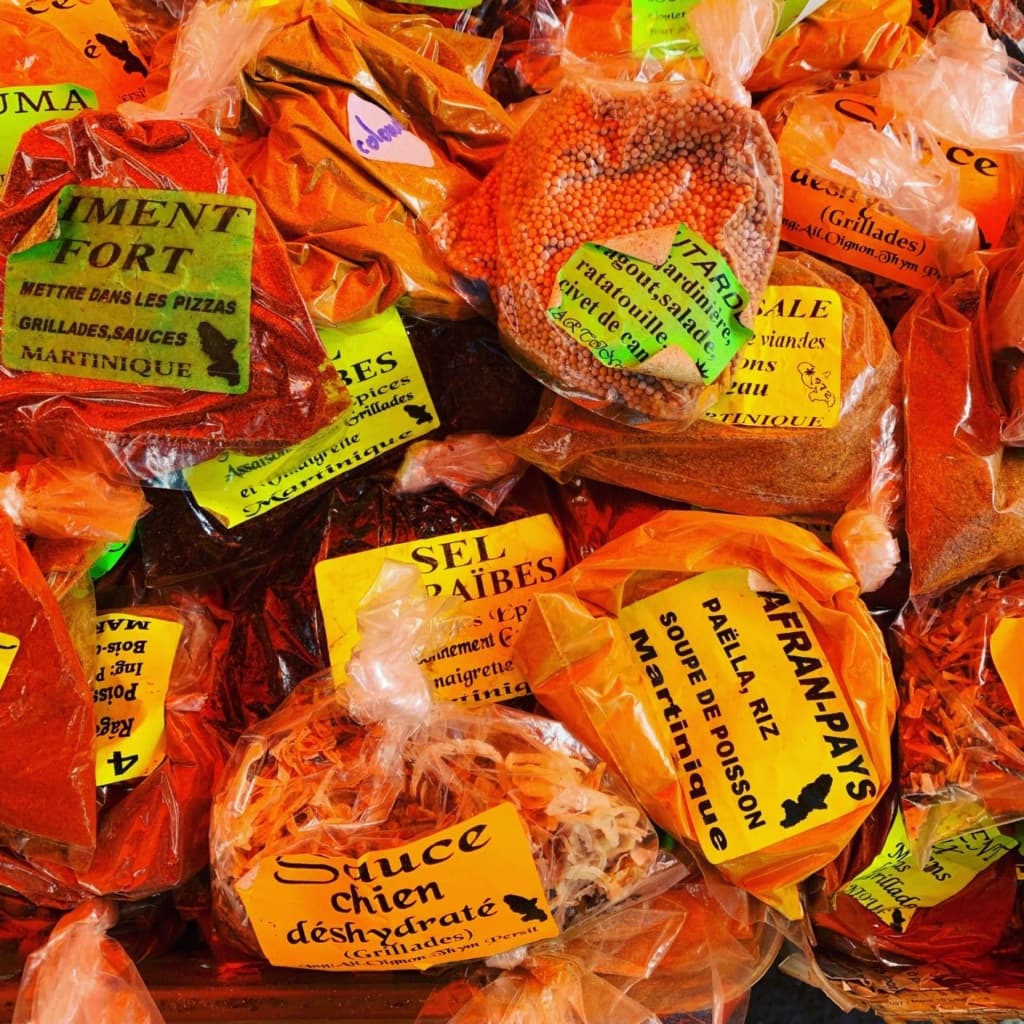 Gewürze auf Markt auf Martinique