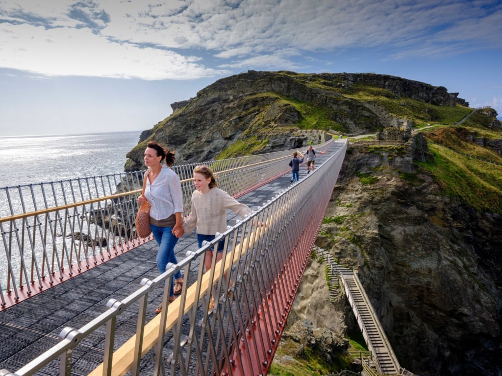 Familie überschreitet die neue Brücke am Tintagel Castle