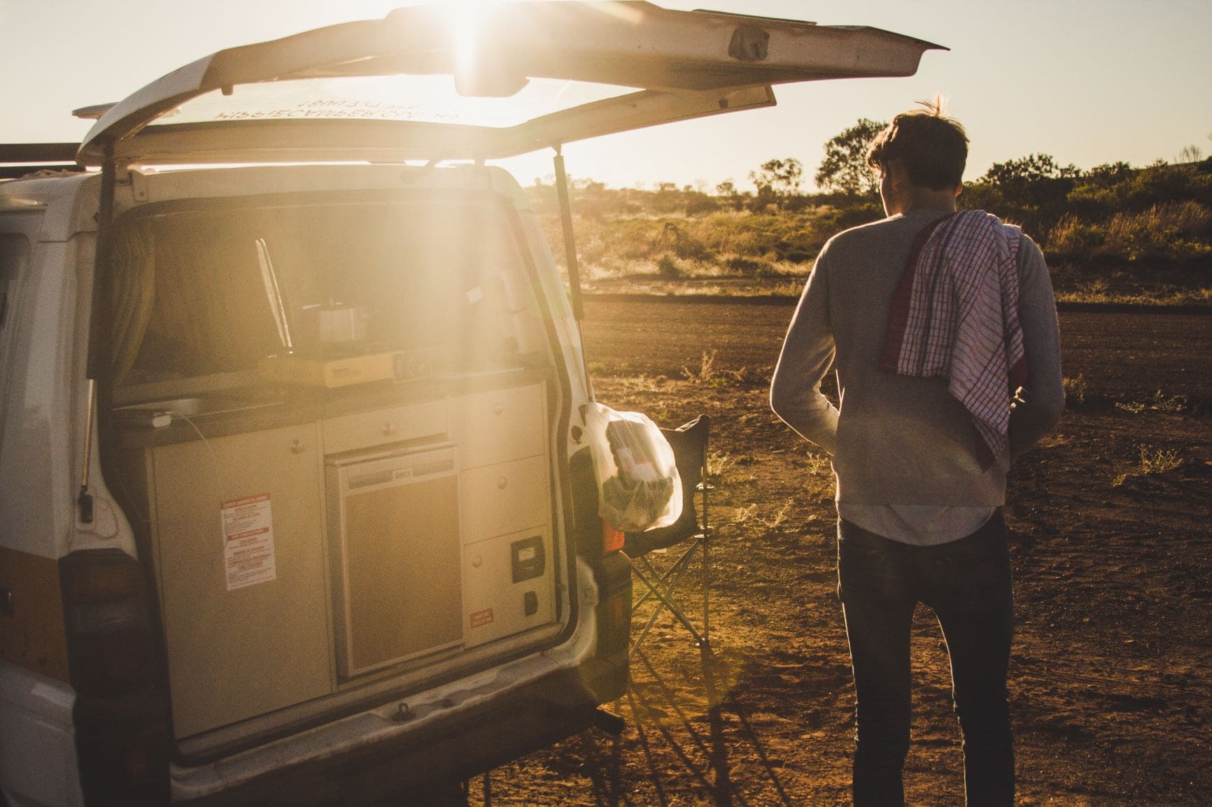 Mann beim Camping in Australien