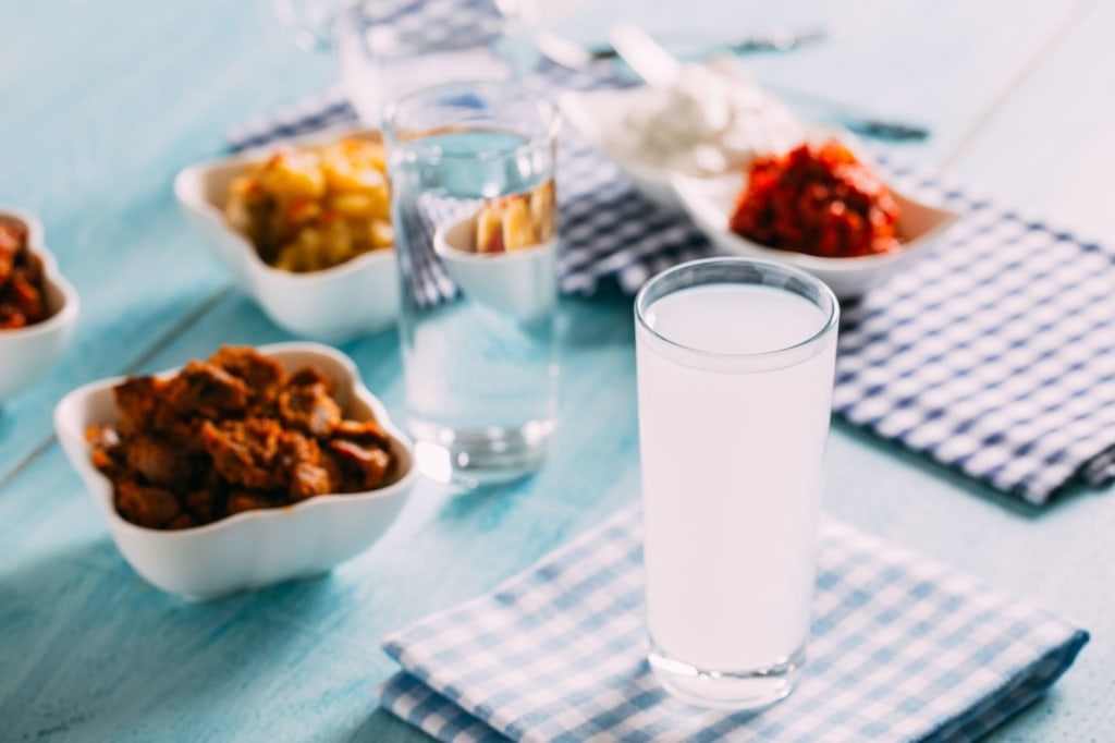 Glas Ouzo auf Tisch 