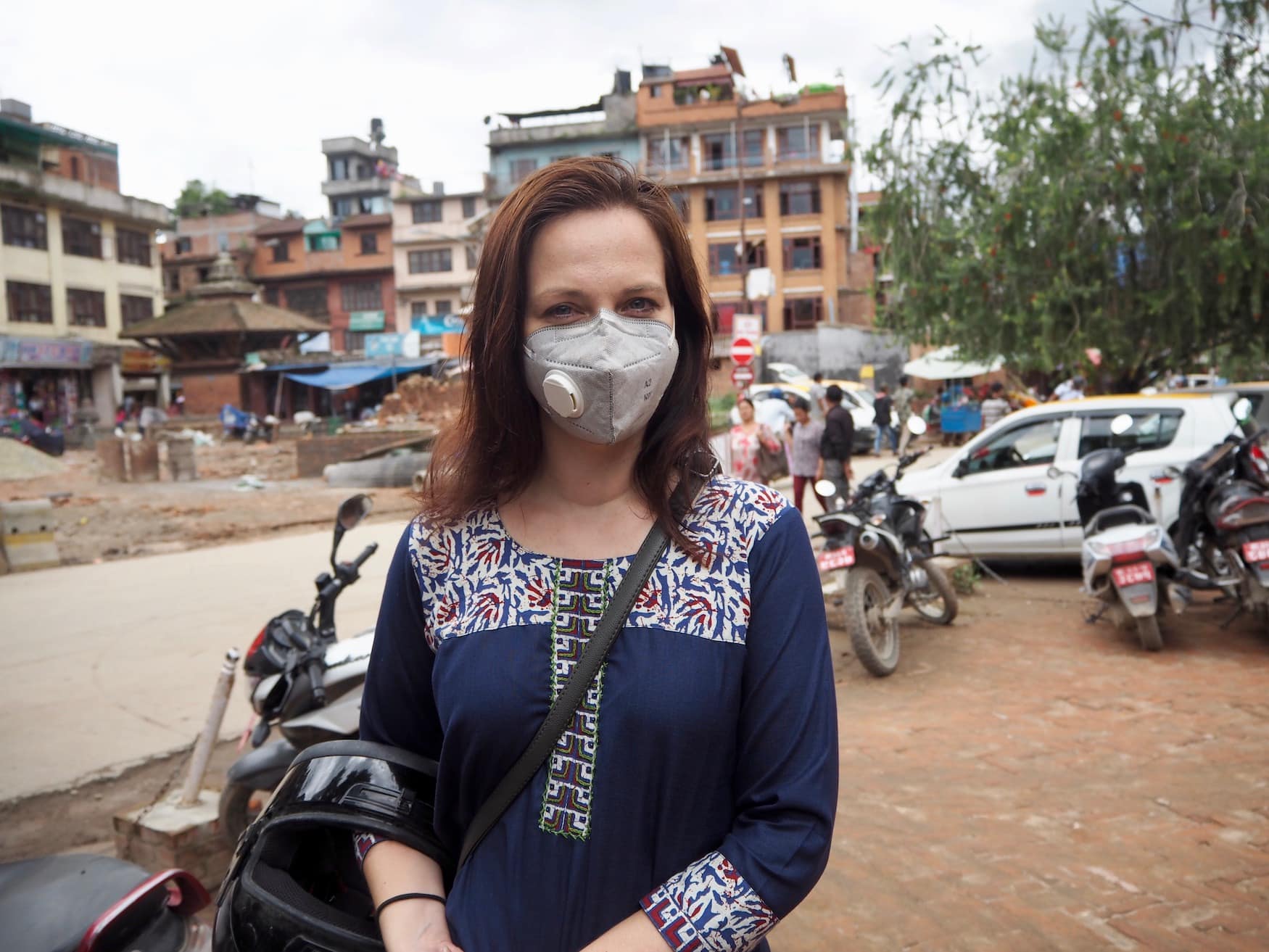 Kolumnistin Susanne mit Maske in Kathmandu, Nepal,