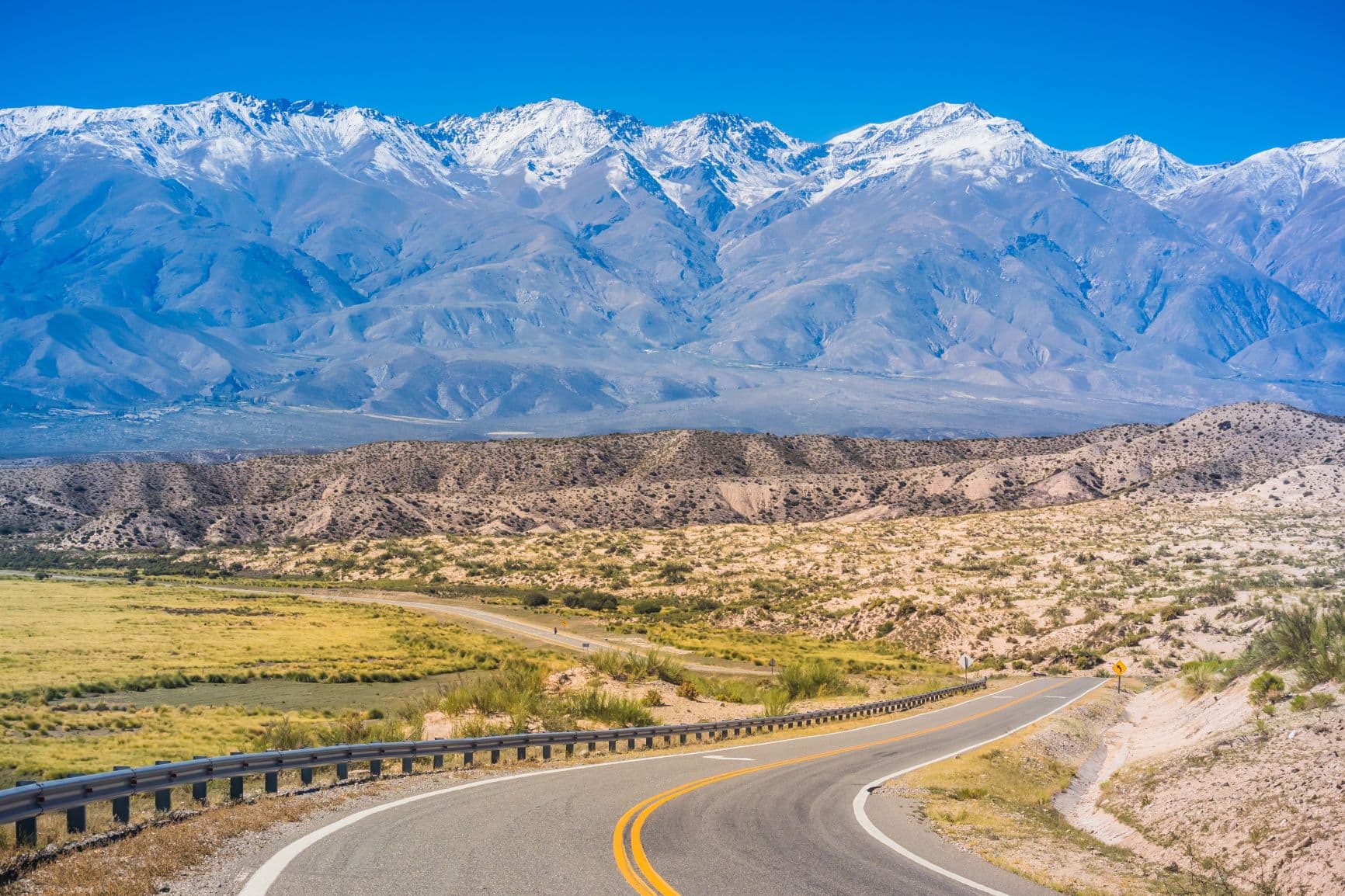 Straße und Berge in Catamarca, Argentinien