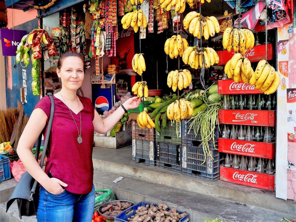 Susanne Helmer vor einem Verkaufsstand in Kathmandu