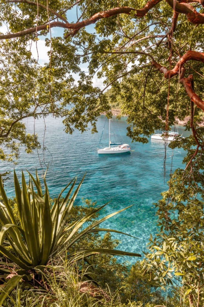 Yacht in einer Bucht vor Martinique