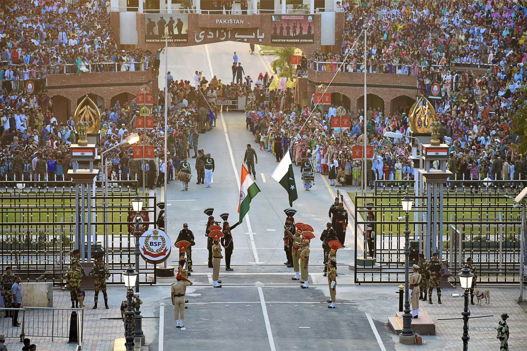 Zeremonie an der Attari-Wagah-Grenze