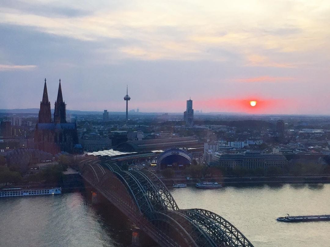 Heute senden wir Grüße aus Köln. So schön versank gestern die Sonne beim Blick vom Triangle-Turm. Hach, wir lieben unsere Stadt einfach! #homeiswherethedomeis #cologne #köln #comewithme #passionpassport #traveldeeper #sunset #niceview #rheinblick #dome #schönhier #heimat