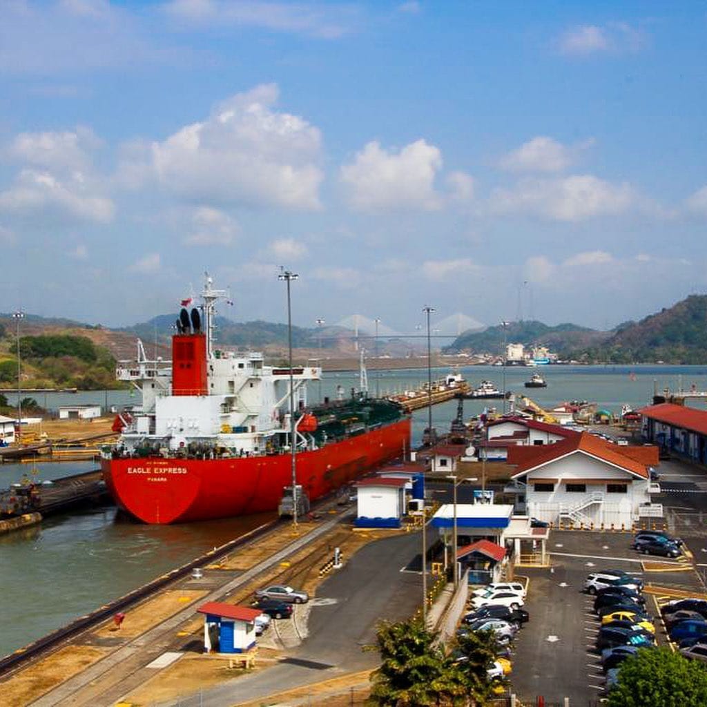 Heute vor… 105 Jahren hat der ehemalige US-Präsident Woodrow Wilson den Panama-Kanal eröffnet. Im Jahr 1914 fuhr die „Cristobal“ als erstes Schiff durch den rund 82 Kilometer langen Kanal. Er verbindet Atlantik und Pazifik miteinander und gilt daher als eine der wichtigsten Wasserstraßen weltweit. #panama #visitpanama #travel #passionpassport #mytinyatlas #reportervorort #welivetoexplore #panamakanal #goodtoknow #miraflores #panamatravel