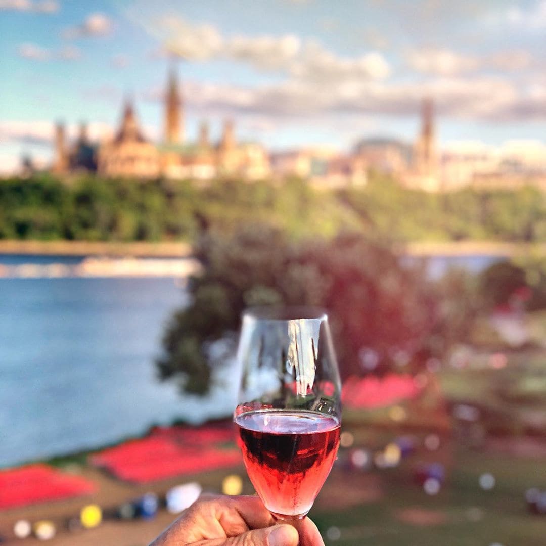 #myottawa – die Hauptstadt von #Kanada ist ein wahres Schmuckkästchen sagt Chefredakteurin @fraumuksch . Hier mit Blick auf Parliament Hill von der Québec-Seite unmittelbar am Canadian Museum of History (das dringend sehenswert ist)! #forglowinghearts
