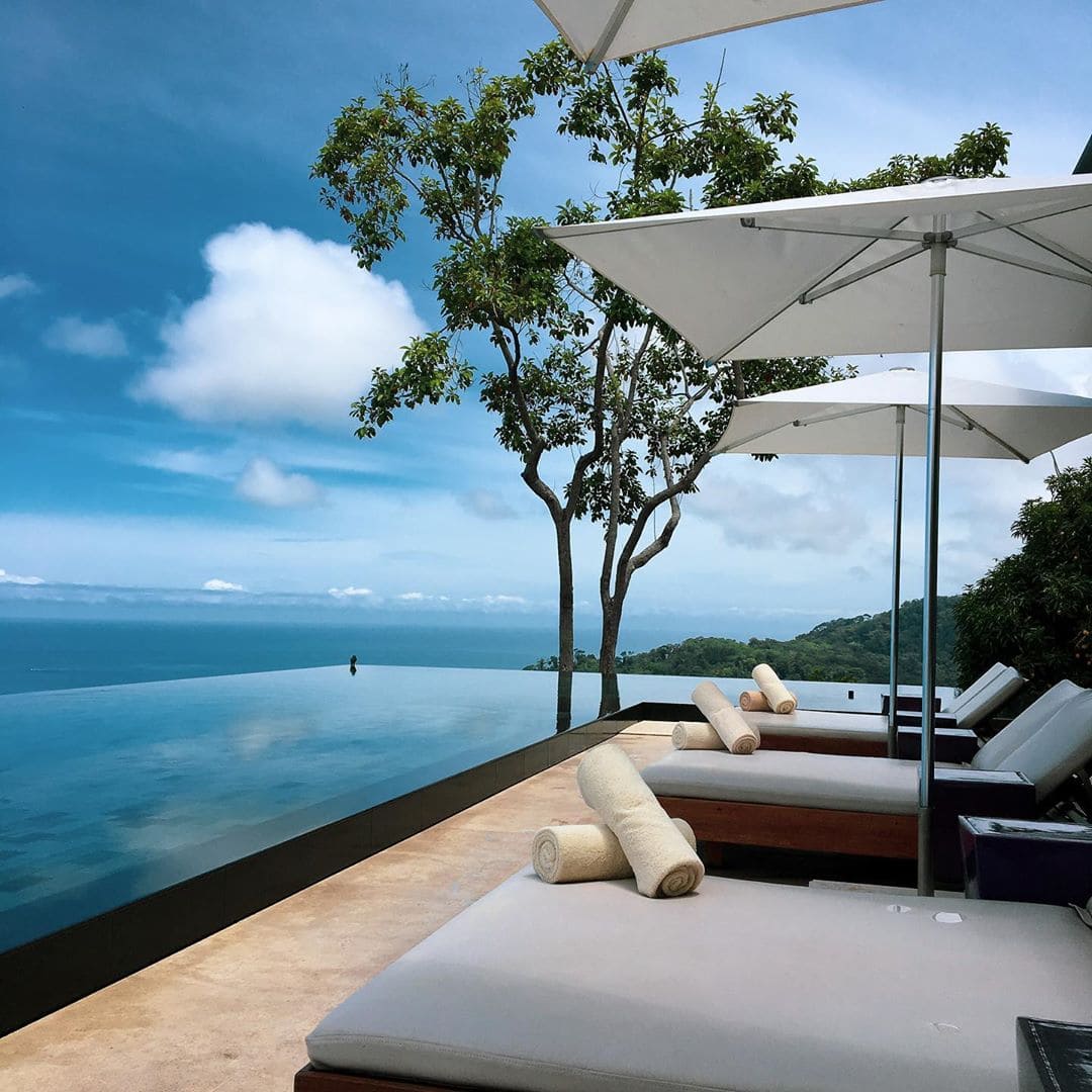 Ruhe. Entspannung. Idylle. Das @kuracostarica ist wirklich ein wunderbarer Zufluchtsort. Und hoch oben im Hang hat man eine fantastische Sicht auf das Meer bei Uvita. Hier spiegelt sich sogar der Sonnenuntergang im Infinity-Pool. Was will man mehr? @cayugacollection #costarica #puravida #passionpassort #travelgram #travel #welivetoexplore #mytinyatlas #sustainabletravel #uvita #cayugacollection