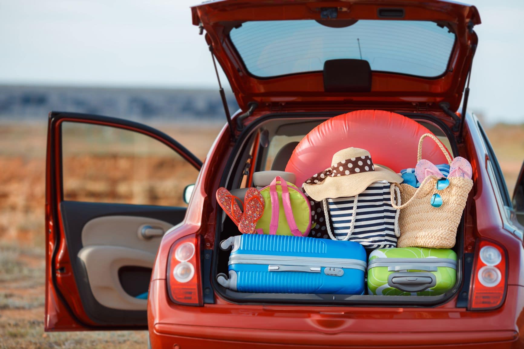 Vollbepackter Kofferraum eines Autos