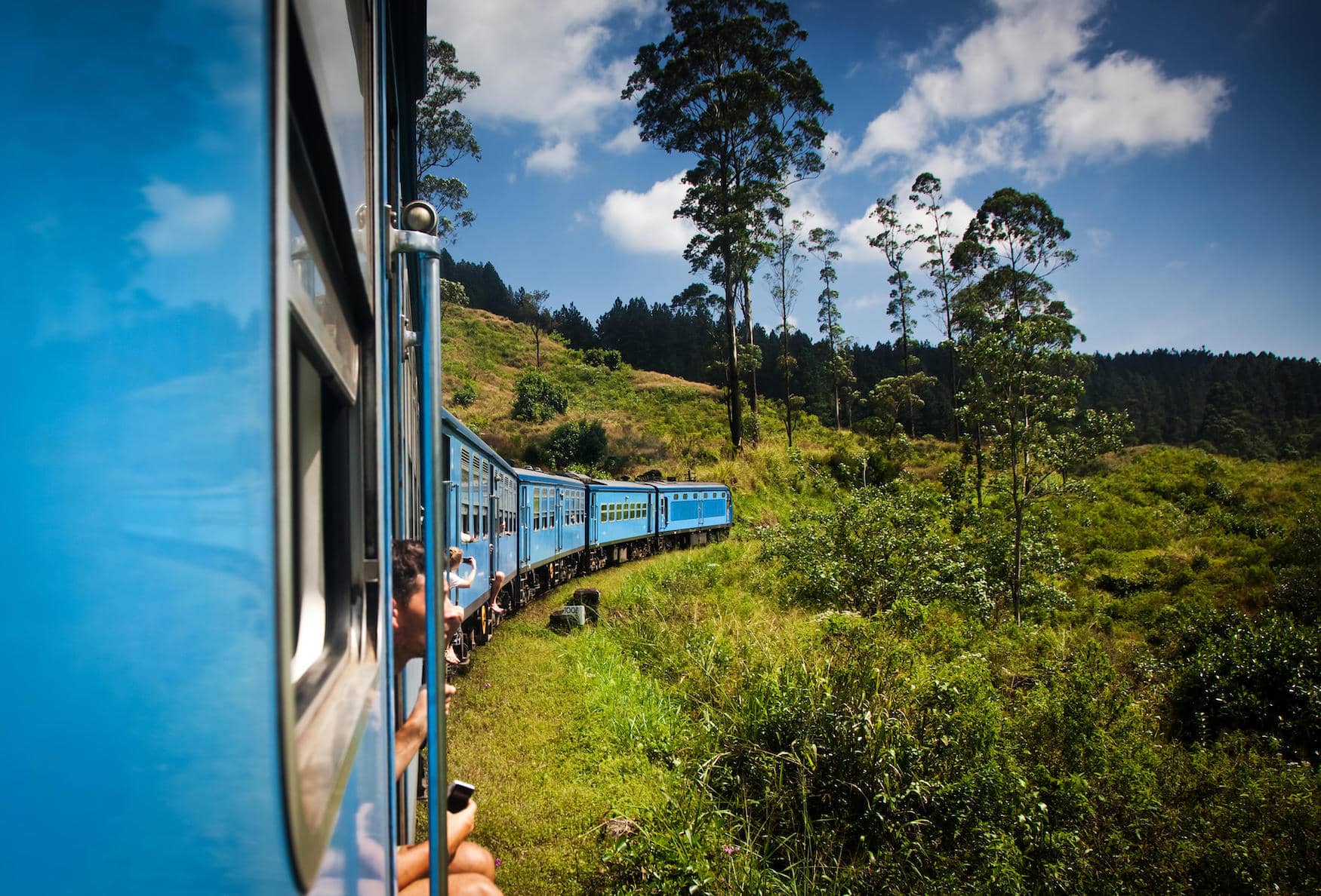 Durch sattgrüne Landschaften und Teefelder: Die Zugfahrt von Kandy nach Ella auf Sri Lanka ist legendär