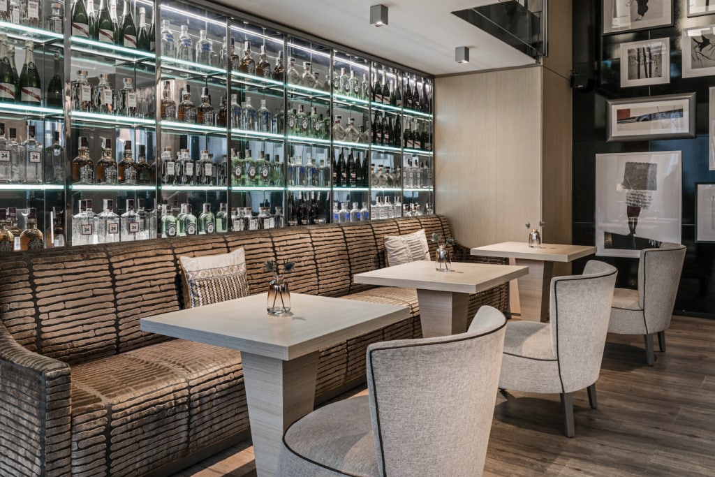Barstühle und Cocktailbar im AC Hotel Cuzco in Madrid
